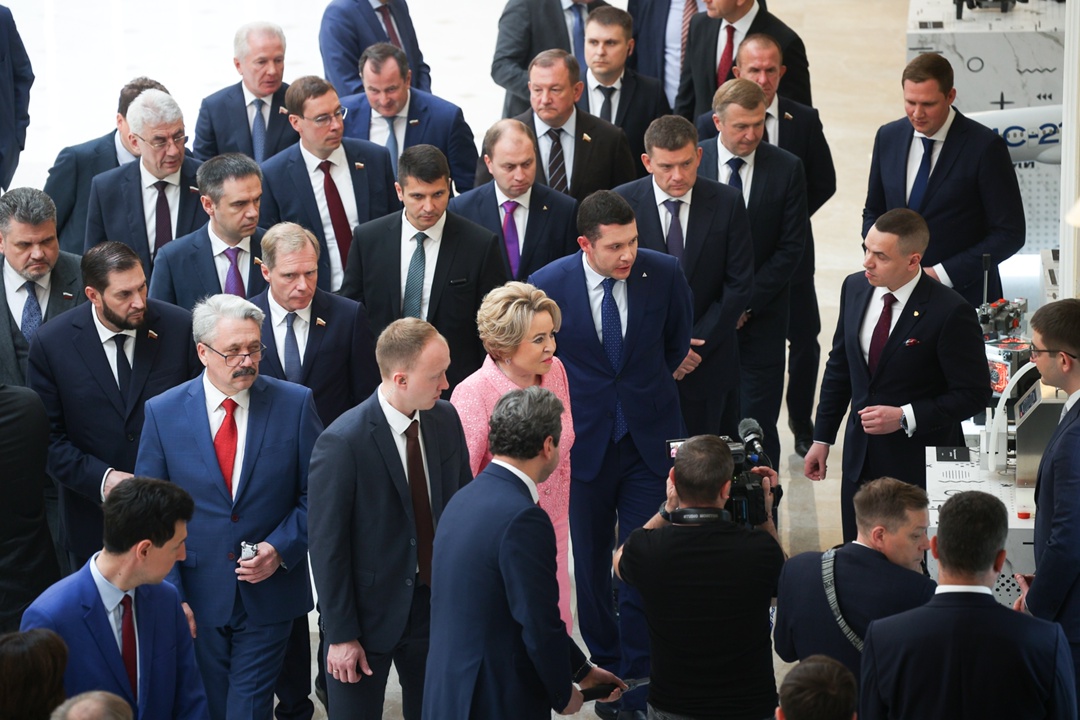 Председатель Совета Федерации Валентина Матвиенко и Министр промышленности и торговли РФ Антон Алиханов ознакомились с выставкой, посвященной передовым…