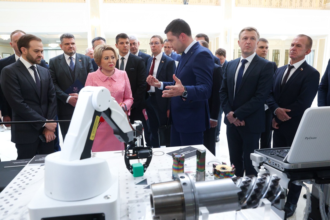 Председатель Совета Федерации Валентина Матвиенко и Министр промышленности и торговли РФ Антон Алиханов ознакомились с выставкой, посвященной передовым…