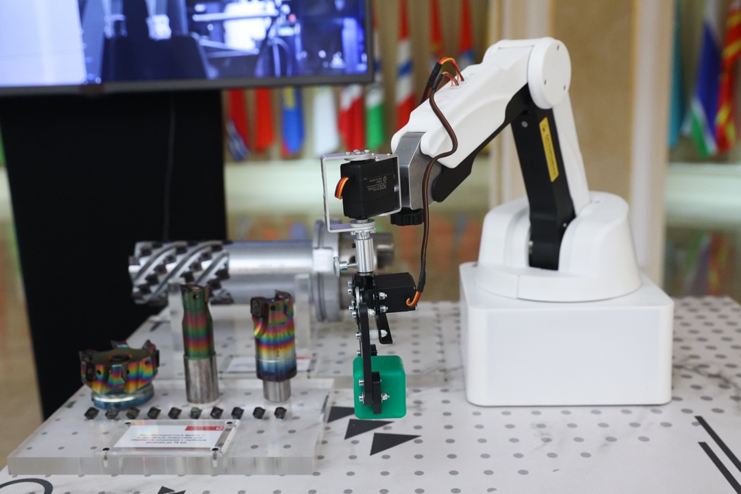 Председатель Совета Федерации Валентина Матвиенко и Министр промышленности и торговли РФ Антон Алиханов ознакомились с выставкой, посвященной передовым…