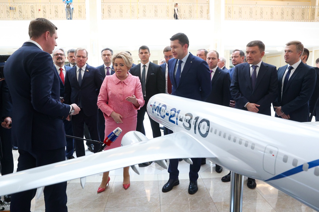 Председатель Совета Федерации Валентина Матвиенко и Министр промышленности и торговли РФ Антон Алиханов ознакомились с выставкой, посвященной передовым…