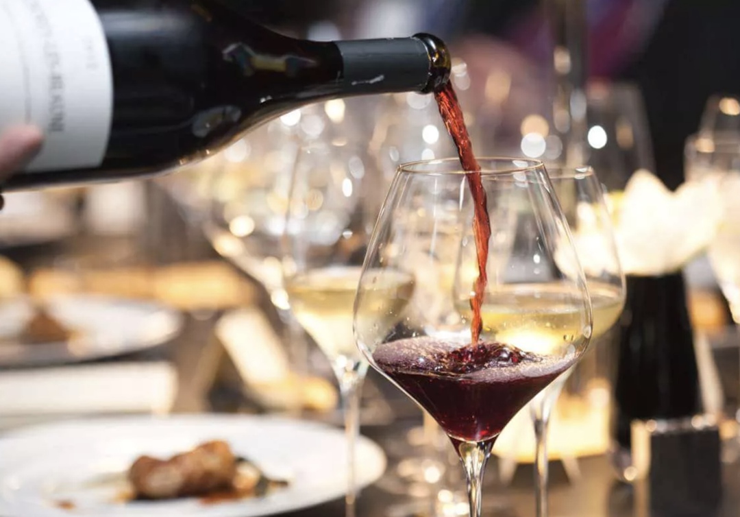 Ведомства в перспективе могут изучить возможность увеличения доли российского вина в меню ресторанов и кафе с 20% до 30-40%, если отечественные компании смогут…