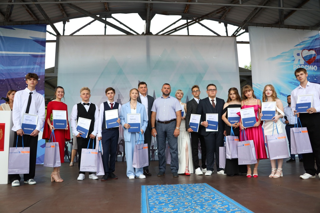 Поздравили выпускников с успешным окончанием школы