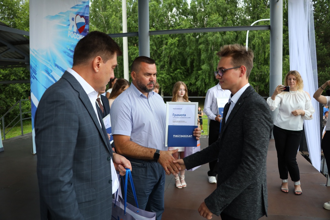 Поздравили выпускников с успешным окончанием школы