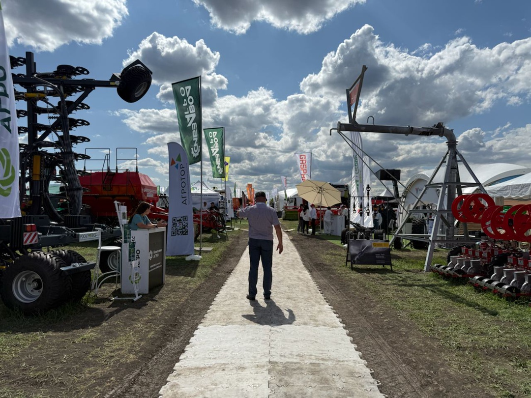 В первый день выставки «День поля –2025» в Волгоградской области свои новинки представили ведущие производители сельхозтехники.