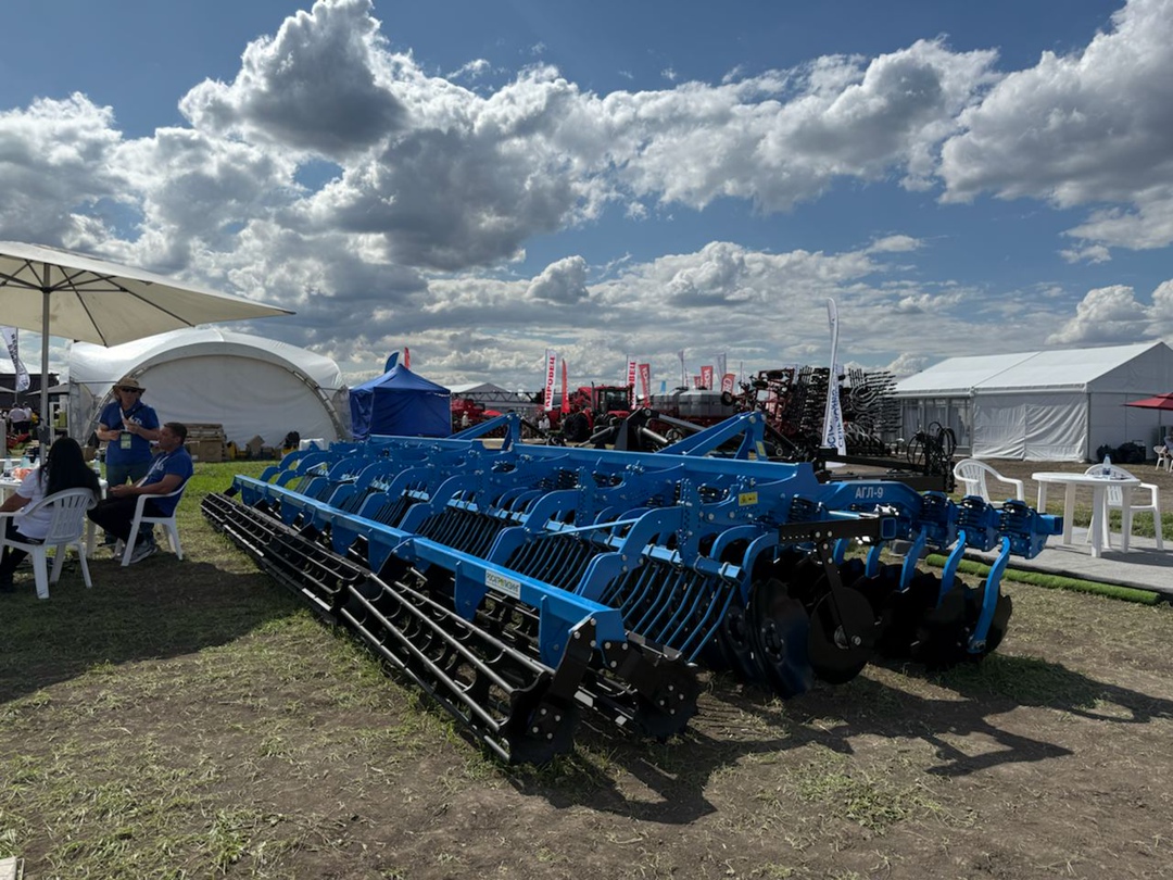 В первый день выставки «День поля –2025» в Волгоградской области свои новинки представили ведущие производители сельхозтехники.