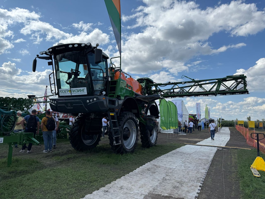 В первый день выставки «День поля –2025» в Волгоградской области свои новинки представили ведущие производители сельхозтехники.