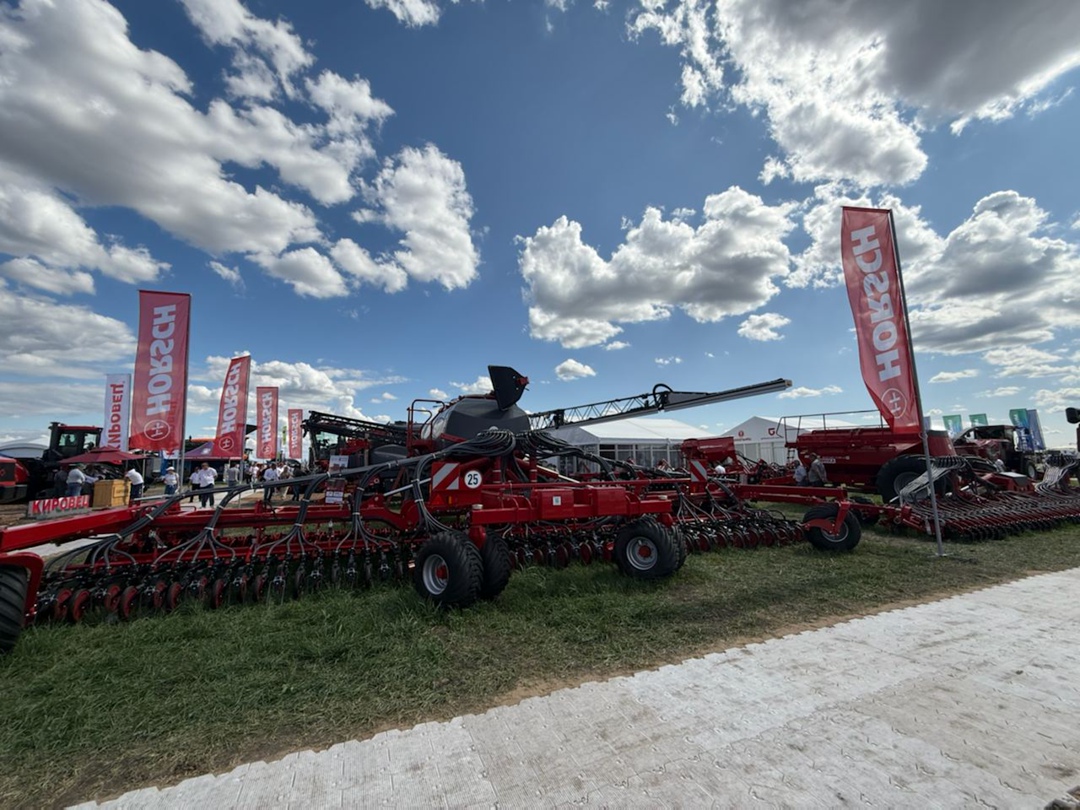 В первый день выставки «День поля –2025» в Волгоградской области свои новинки представили ведущие производители сельхозтехники.