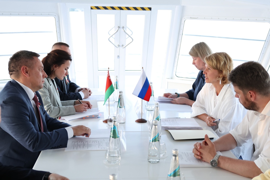 В рамках поездки в Волгоградскую область Оксана Лут провела рабочие встречи с главой Минсельхозпрода Беларуси Юрием Горловым и Министром по промышленности и…