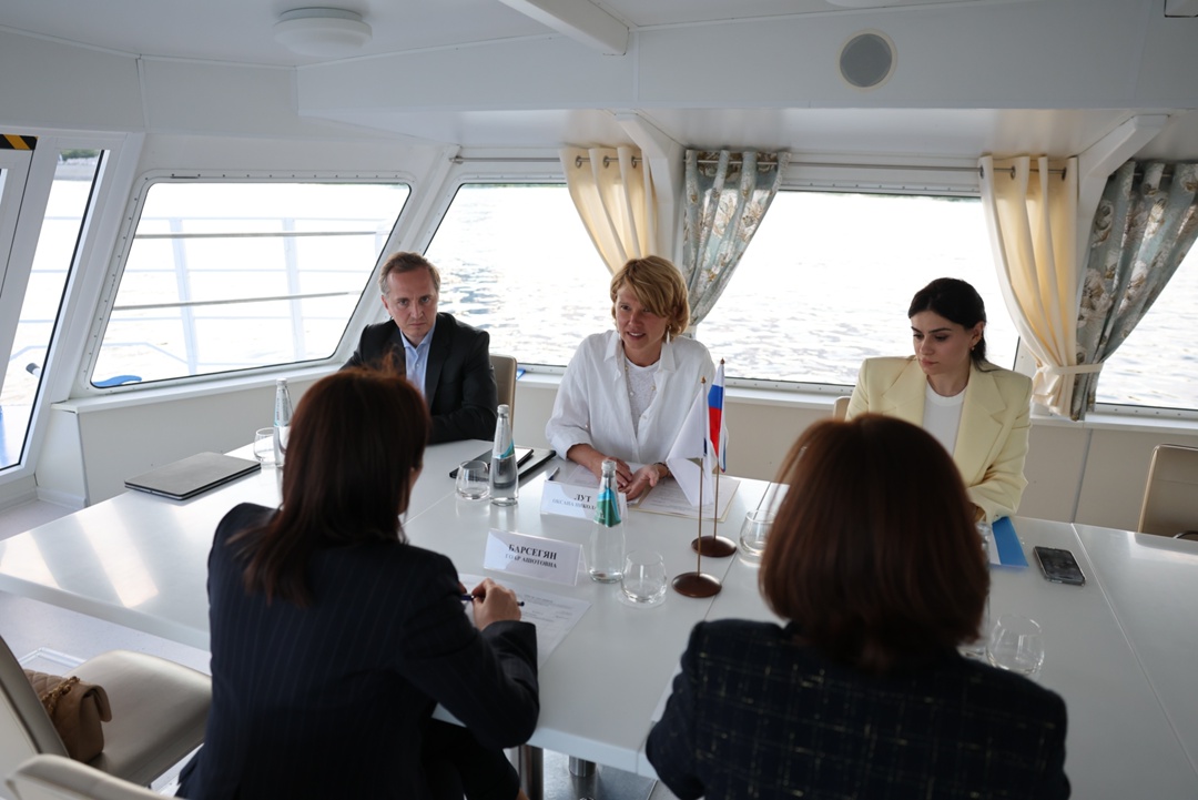 В рамках поездки в Волгоградскую область Оксана Лут провела рабочие встречи с главой Минсельхозпрода Беларуси Юрием Горловым и Министром по промышленности и…