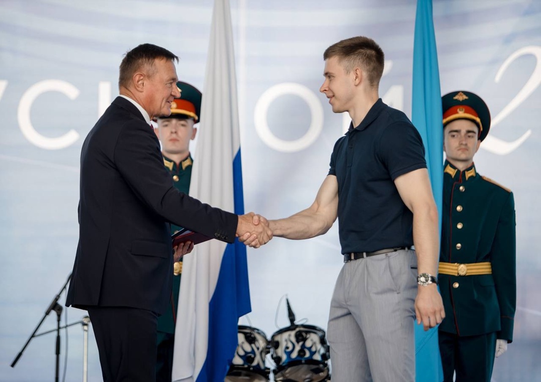 Глава Минтранса Роман Старовойт вручил дипломы выпускникам Российского университета транспорта