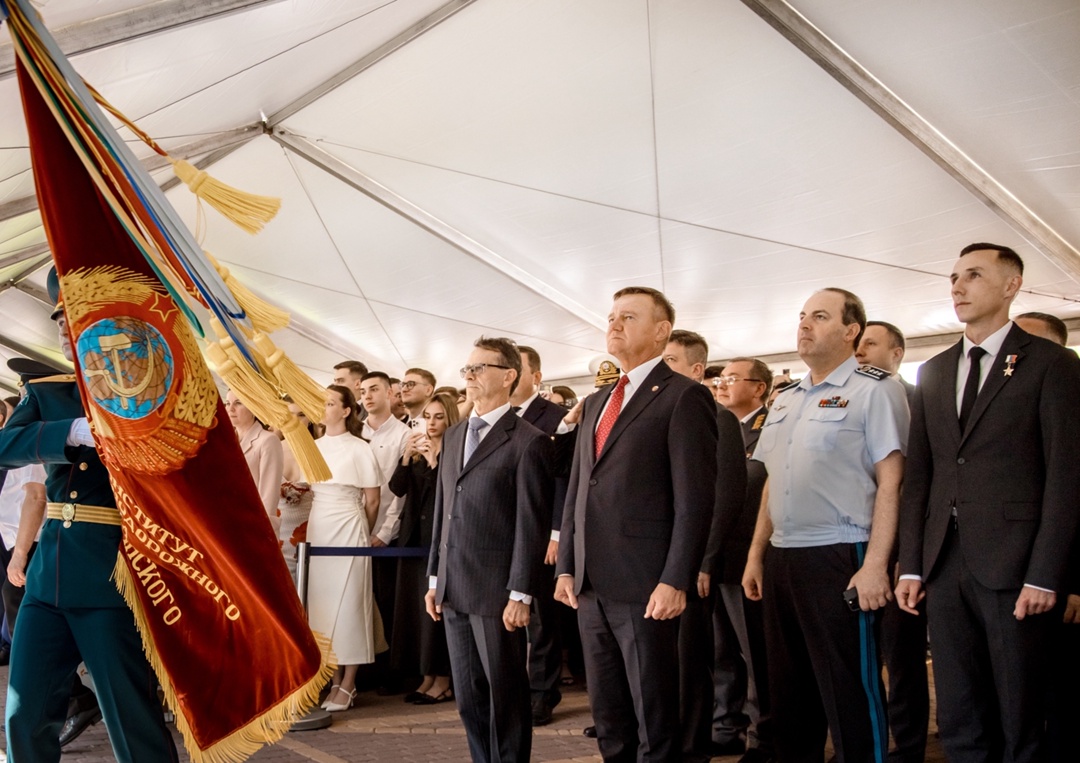 Глава Минтранса Роман Старовойт вручил дипломы выпускникам Российского университета транспорта