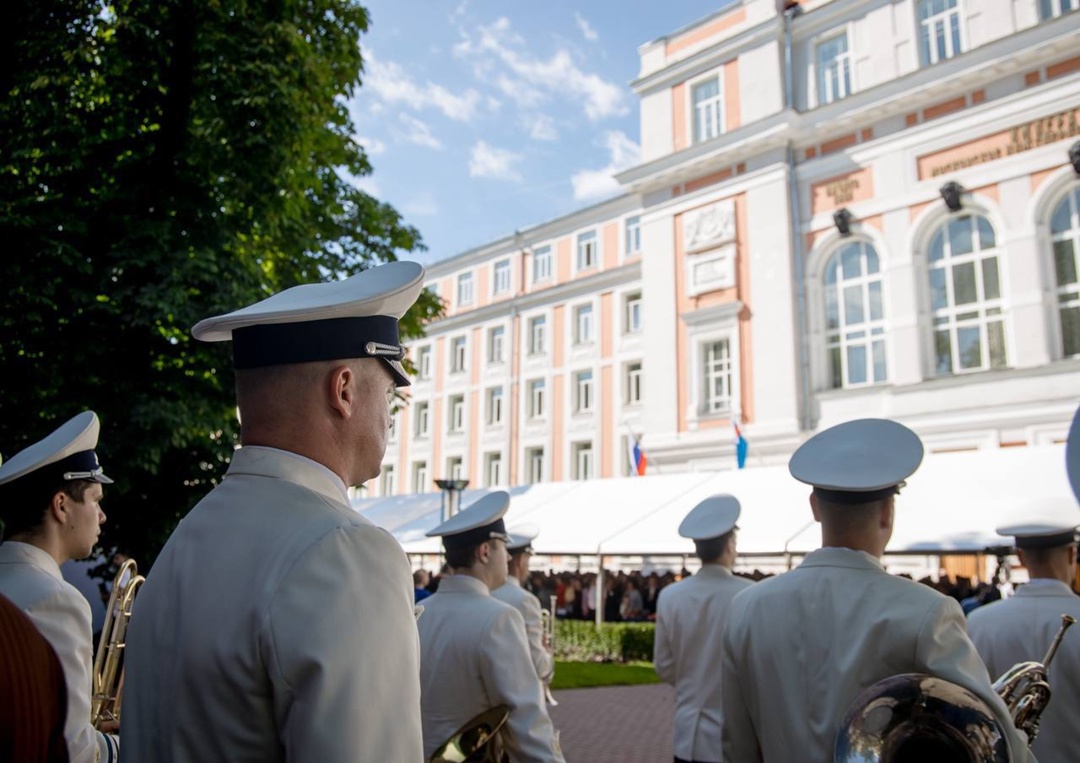 Глава Минтранса Роман Старовойт вручил дипломы выпускникам Российского университета транспорта