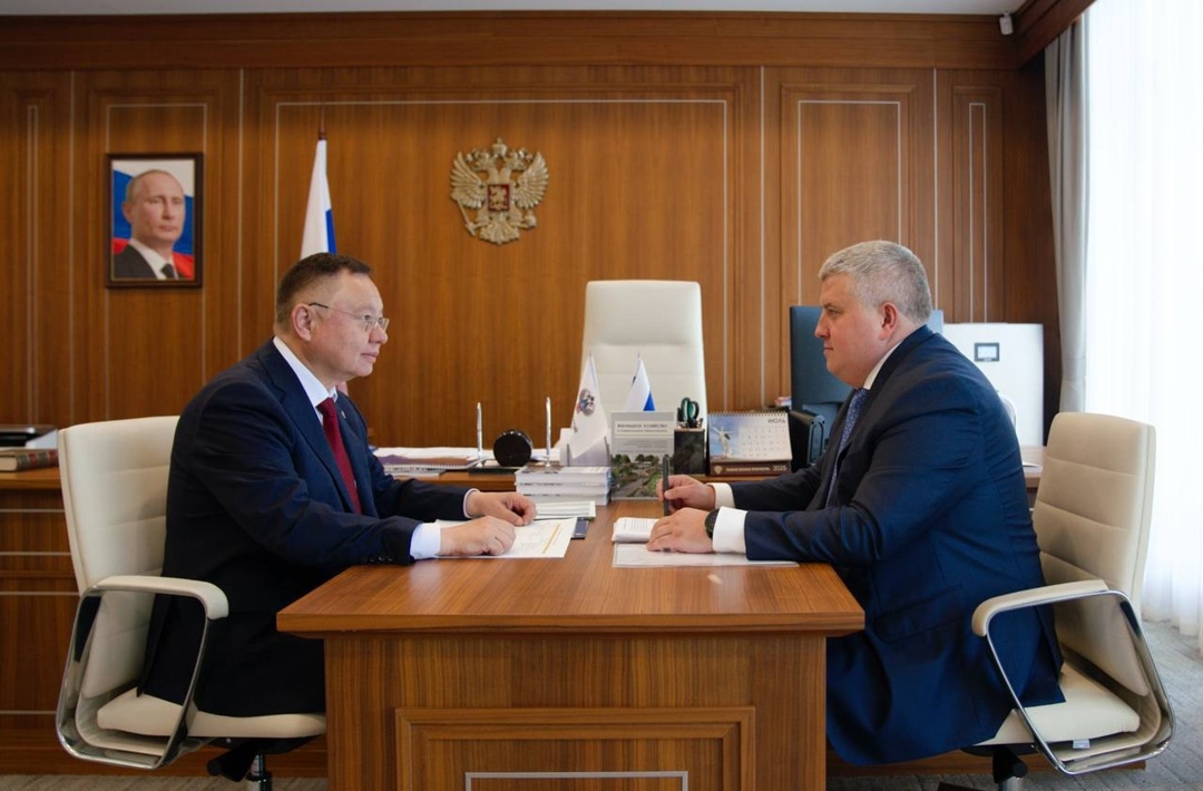 Глава Минстроя России Ирек Файзуллин провел рабочую встречу с врио губернатора Новгородской области Александром Дроновым