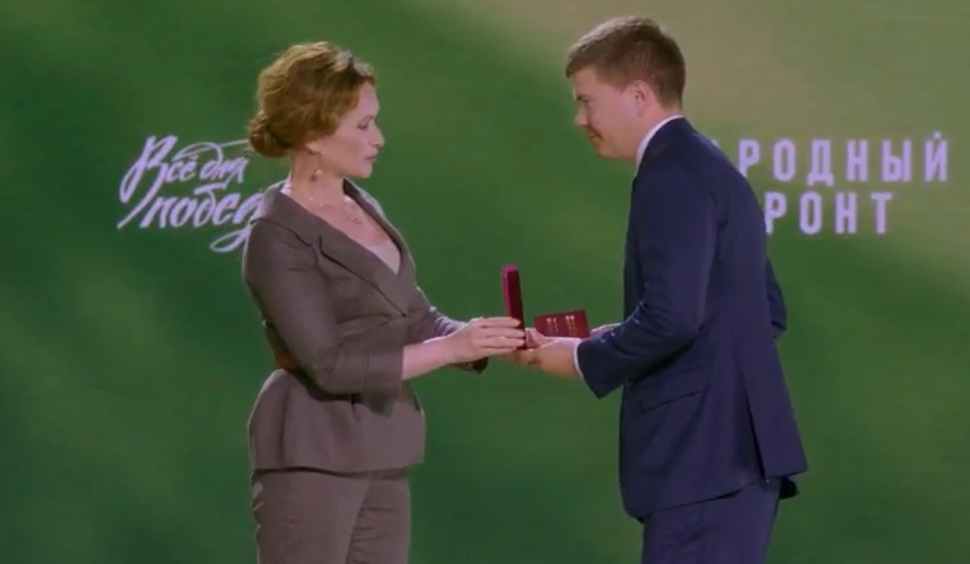 Минстрой России награжден нагрудным знаком «Народный фронт. Все для победы!»