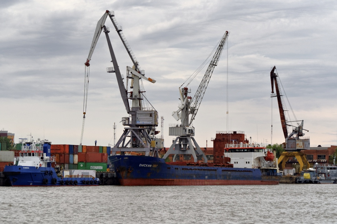 Госкорпорация «Ростех» не рассматривает вопрос продажи акций Астраханского порта и намерена развивать его в качестве важного логистического узла по маршруту…