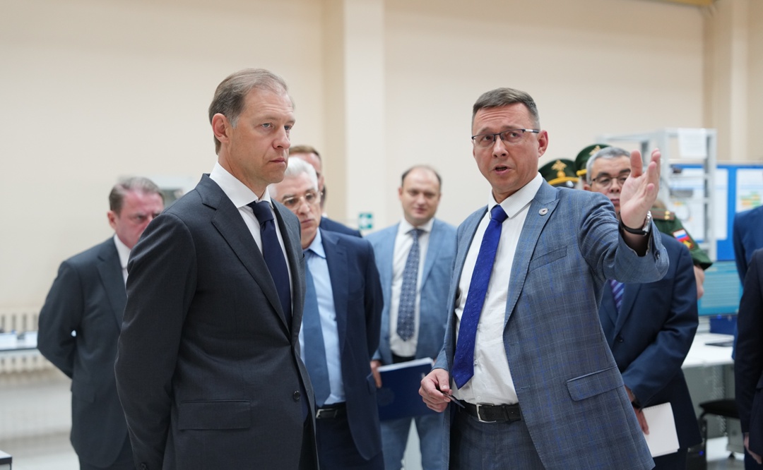 Денис Мантуров оценил готовность системы управления ракеты «Союз-5»