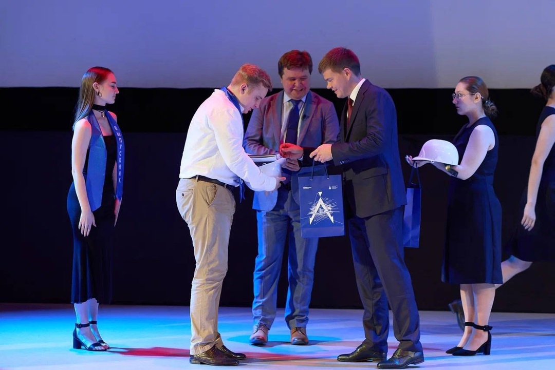 Статс-секретарь – замминистра строительства и ЖКХ РФ Юрий Муценек наградил выдающихся выпускников МГСУ