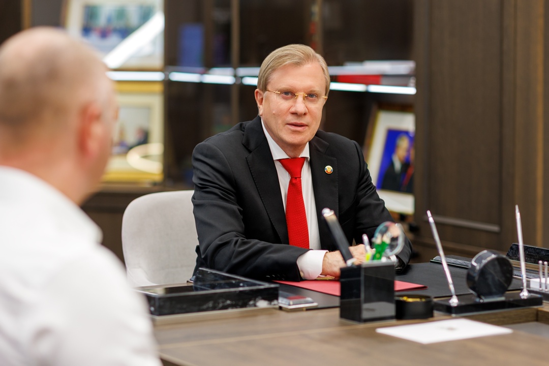 Вице-премьер Виталий Савельев встретился с участником второго потока президентской программы «Время героев» Александром Карамышевым