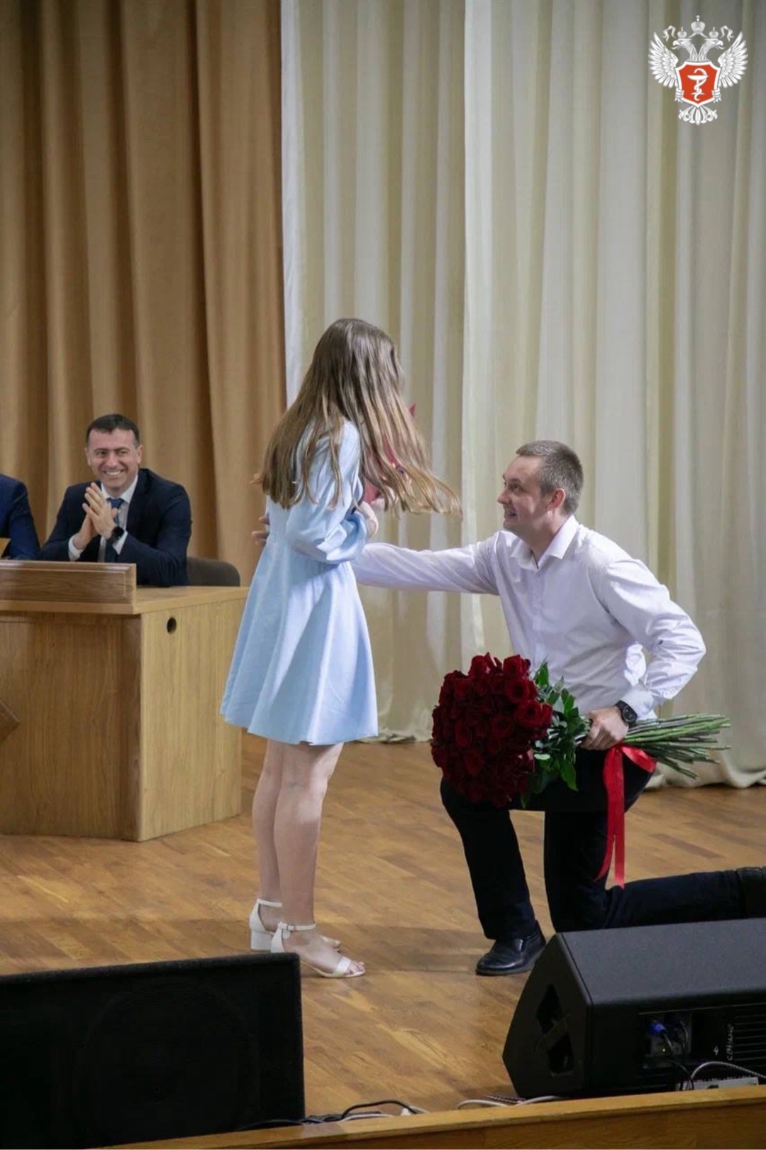 Ординатор получила предложение руки и сердца на вручении дипломов в Курском ГМУ Минздрава России