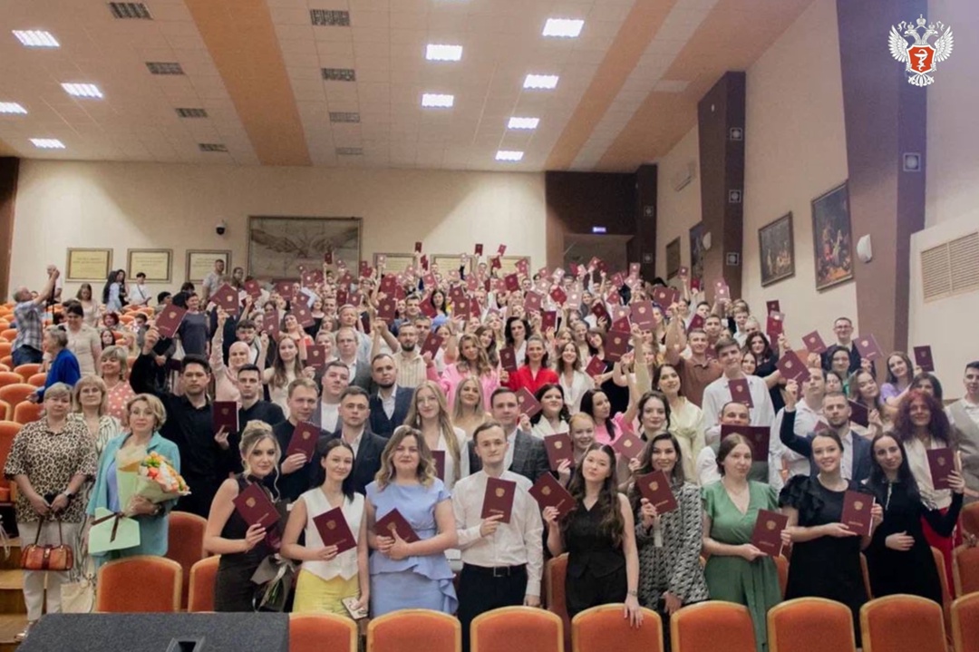 Ординатор получила предложение руки и сердца на вручении дипломов в Курском ГМУ Минздрава России