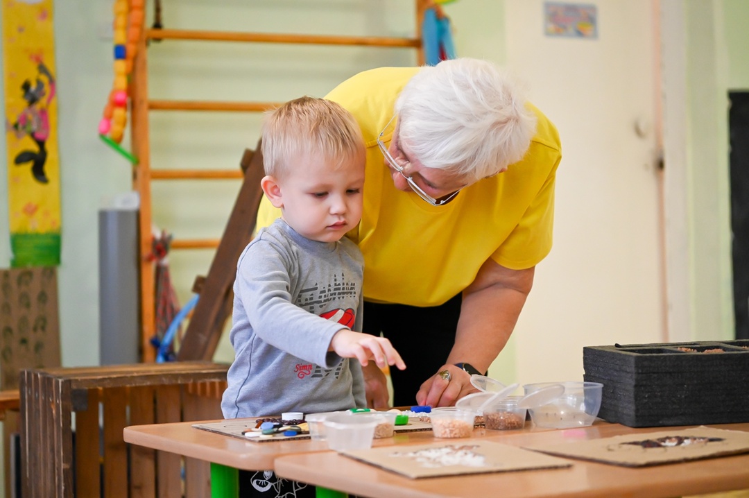 С Днем семьи, любви и верности Поздравляем вас с праздником, олицетворяющим самые важные человеческие ценности – семью, любовь и верность.