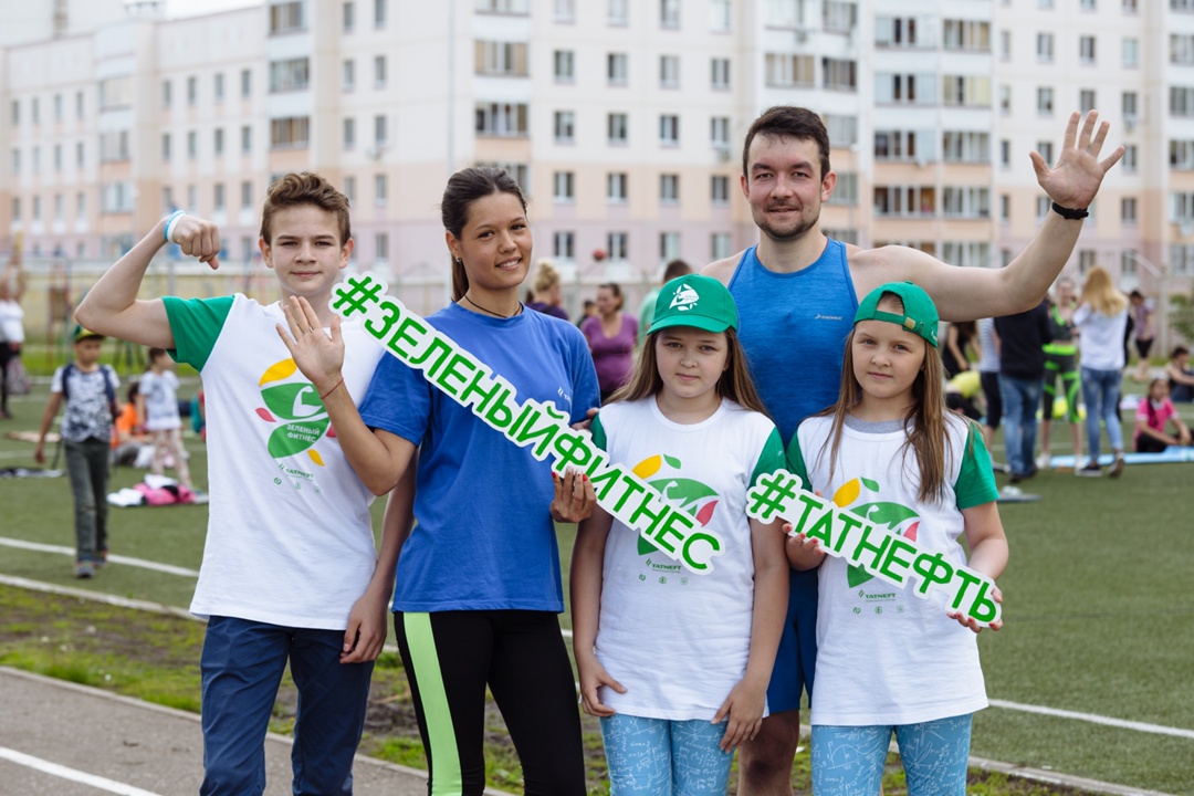 С Днем семьи, любви и верности Поздравляем вас с праздником, олицетворяющим самые важные человеческие ценности – семью, любовь и верность.