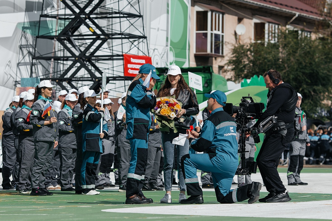 С Днем семьи, любви и верности Поздравляем вас с праздником, олицетворяющим самые важные человеческие ценности – семью, любовь и верность.