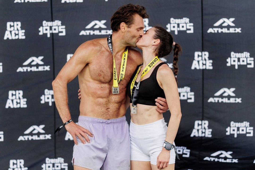 Семейный фитнес Работница ЛУКОЙЛа Екатерина Корнеева с мужем Егором заняли место в абсолютном зачёте среди смешанных пар (мужчина+женщина) в фитнес-забеге…