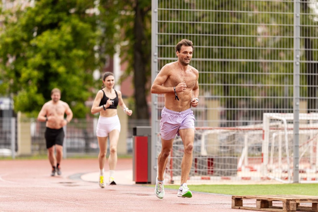 Семейный фитнес Работница ЛУКОЙЛа Екатерина Корнеева с мужем Егором заняли место в абсолютном зачёте среди смешанных пар (мужчина+женщина) в фитнес-забеге…