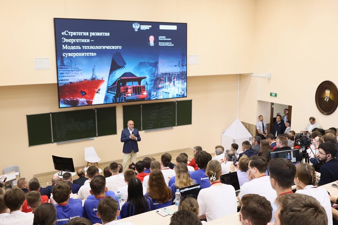 Сергей Цивилев в Казани выступил с лекцией для молодых инженеров и отраслевых специалистов