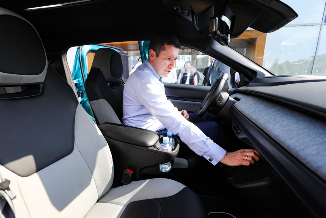 Антон Алиханов посетил инжиниринговый центр «КАМА» в Москве