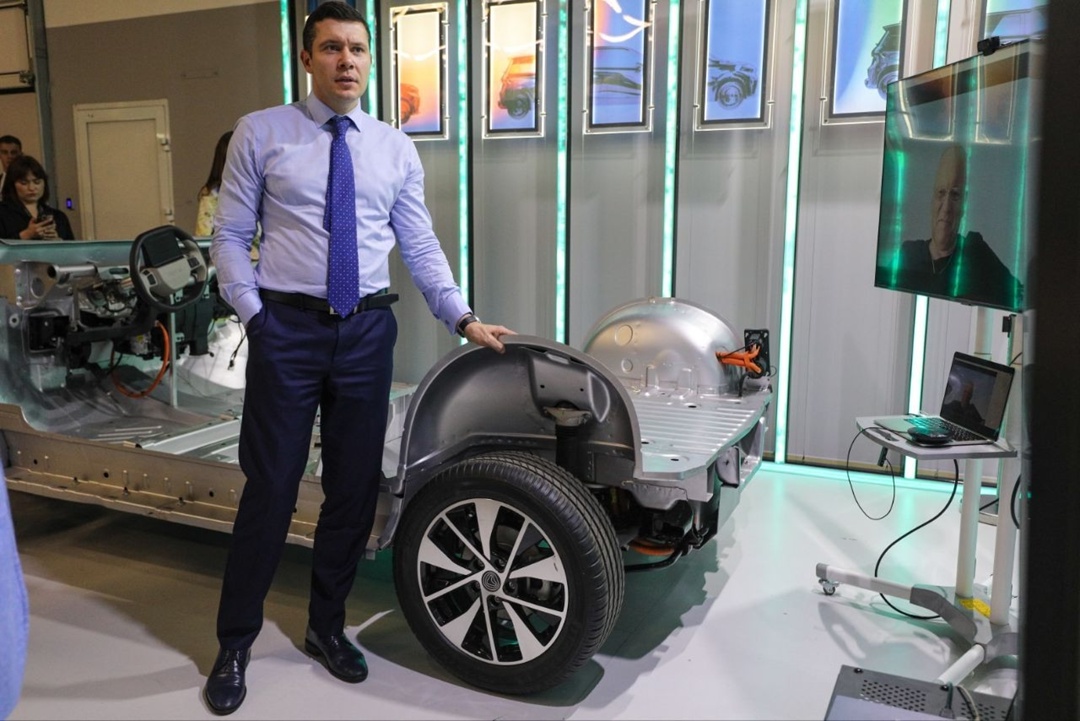 Антон Алиханов посетил инжиниринговый центр «КАМА» в Москве