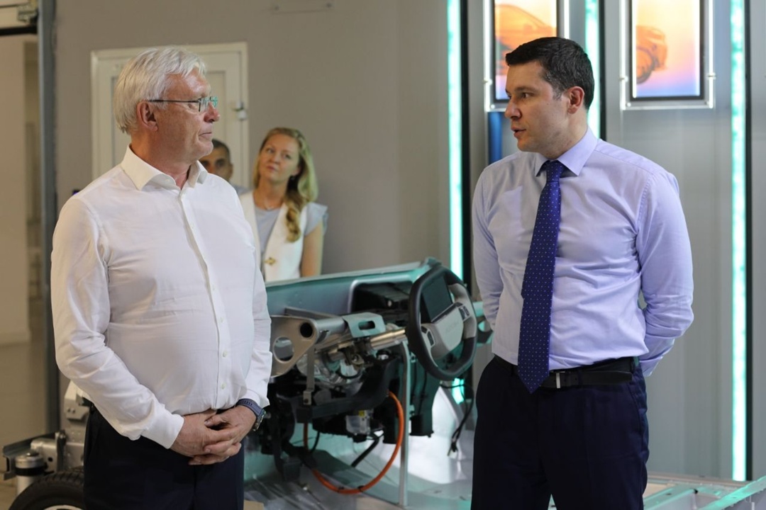 Антон Алиханов посетил инжиниринговый центр «КАМА» в Москве