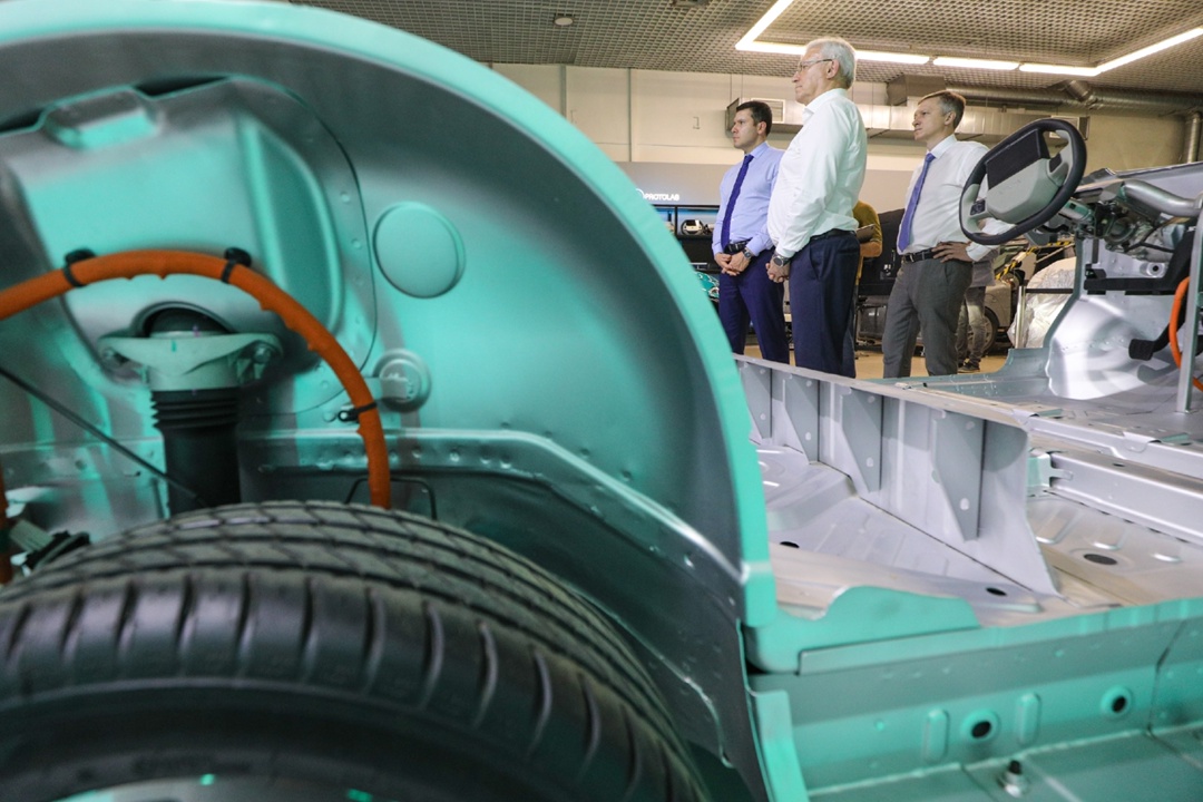 Антон Алиханов посетил инжиниринговый центр «КАМА» в Москве