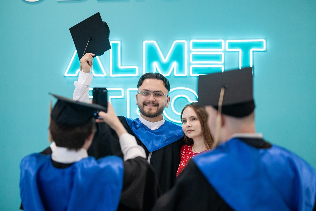 Инженеры новой эпохи В Высшей школе нефти состоялся выпускной для 35 магистрантов в области биотехнологий и IT