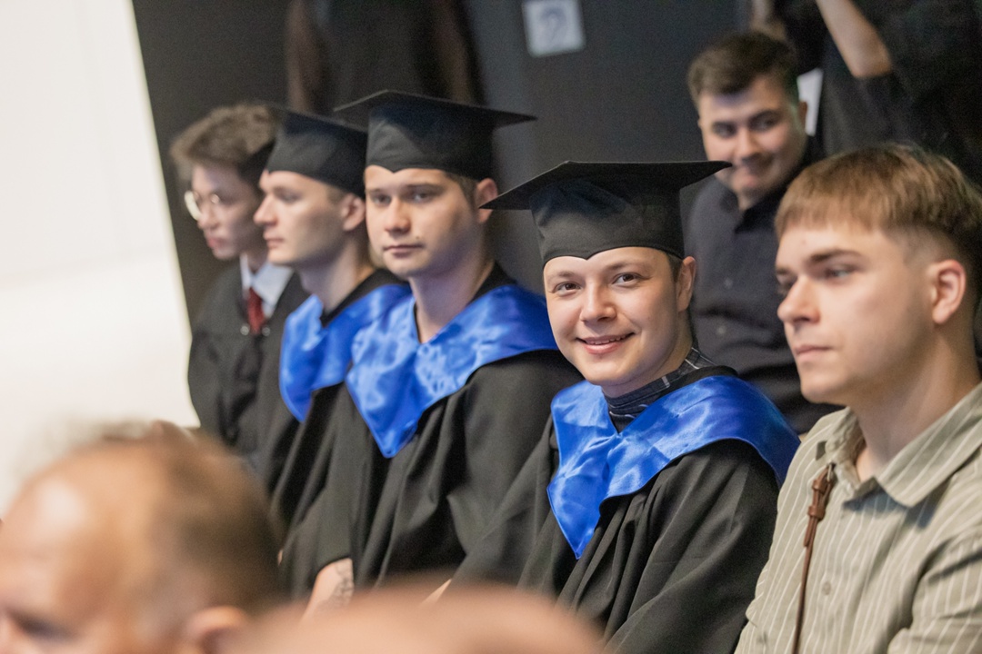 Инженеры новой эпохи В Высшей школе нефти состоялся выпускной для 35 магистрантов в области биотехнологий и IT