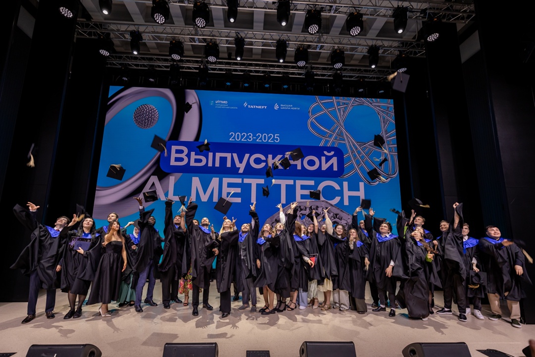 Инженеры новой эпохи В Высшей школе нефти состоялся выпускной для 35 магистрантов в области биотехнологий и IT