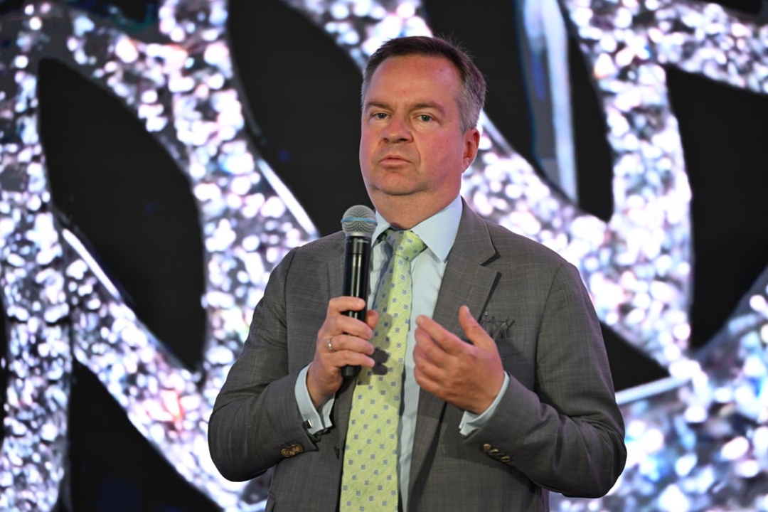 Ювелиры передали в дар Гохрану реплику украшения царской семьи