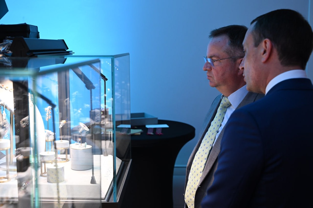 Ювелиры передали в дар Гохрану реплику украшения царской семьи