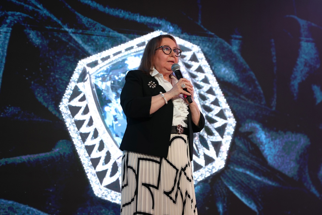 Ювелиры передали в дар Гохрану реплику украшения царской семьи