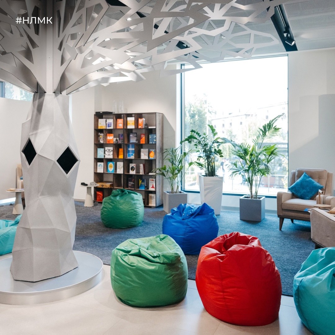 В Университете НЛМК открылась креативная площадка «Менделеев». Это место, где сотрудники могут интересно и с пользой провести время.