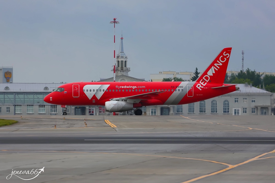 Все мы знаем ответ на вопрос, что общего у ворона и письменного стола. А как насчет SSJ-100 и «Формулы-1»?