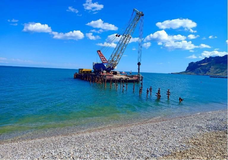 Идет реконструкция набережной в поселке городского типа Коктебель