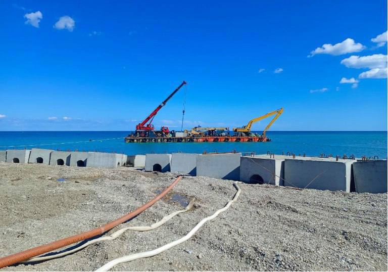 Идет реконструкция набережной в поселке городского типа Коктебель