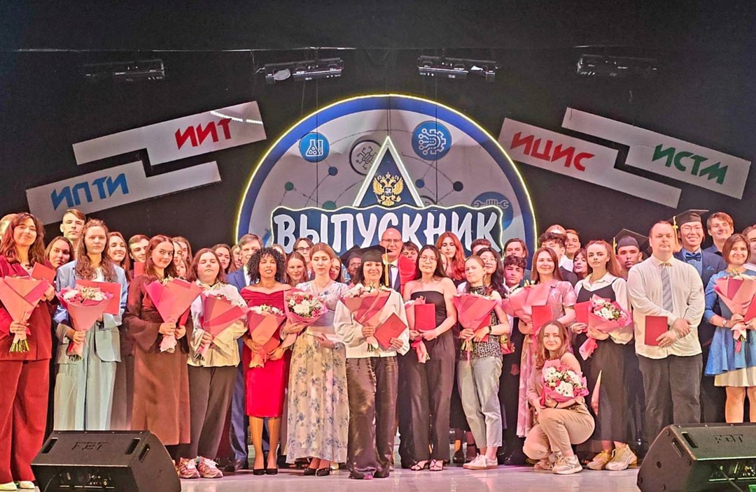 Дмитрий Чернышенко поздравил выпускников и коллектив «СТАНКИНа» с 95-летним юбилеем и вручил красные дипломы студентам.