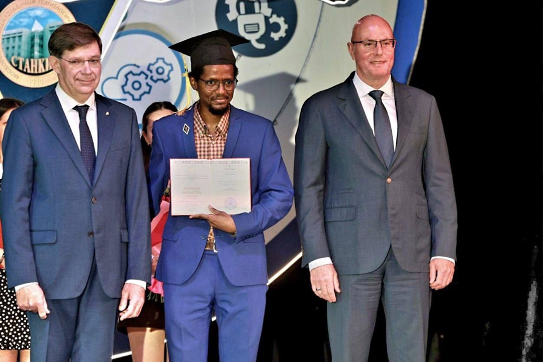 Дмитрий Чернышенко поздравил выпускников и коллектив «СТАНКИНа» с 95-летним юбилеем и вручил красные дипломы студентам.