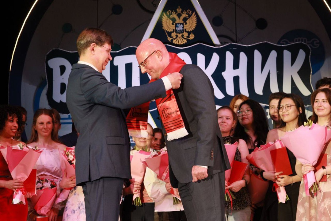 Дмитрий Чернышенко поздравил выпускников и коллектив «СТАНКИНа» с 95-летним юбилеем и вручил красные дипломы студентам.