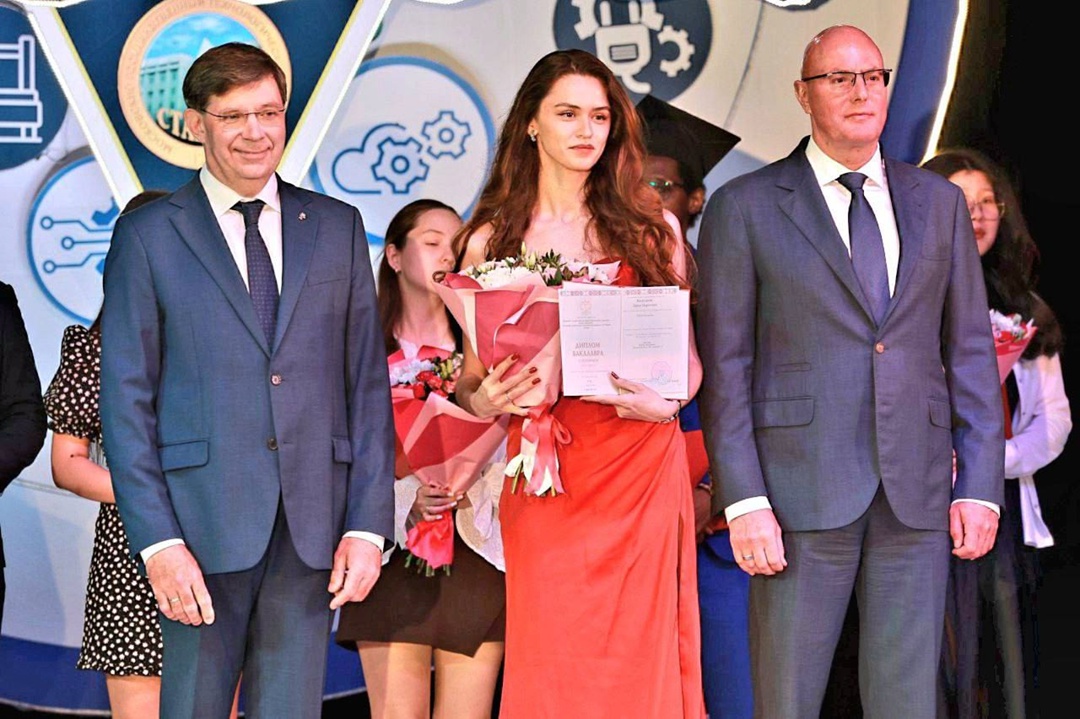 Дмитрий Чернышенко поздравил выпускников и коллектив «СТАНКИНа» с 95-летним юбилеем и вручил красные дипломы студентам.