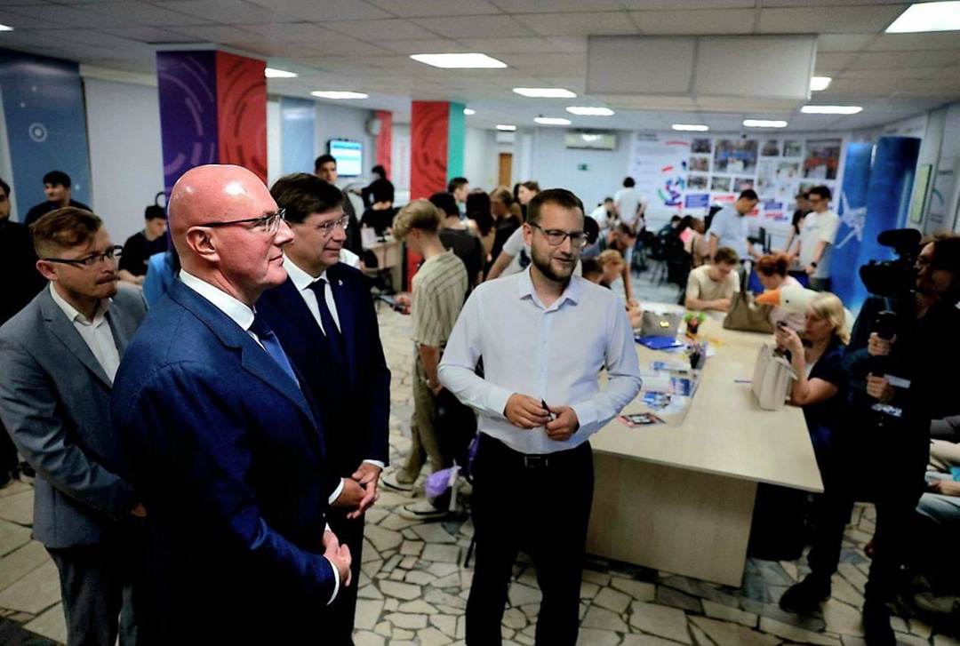 Дмитрий Чернышенко поздравил выпускников и коллектив «СТАНКИНа» с 95-летним юбилеем и вручил красные дипломы студентам.