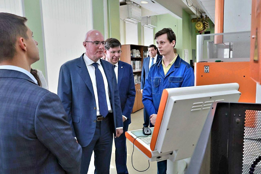 Дмитрий Чернышенко поздравил выпускников и коллектив «СТАНКИНа» с 95-летним юбилеем и вручил красные дипломы студентам.